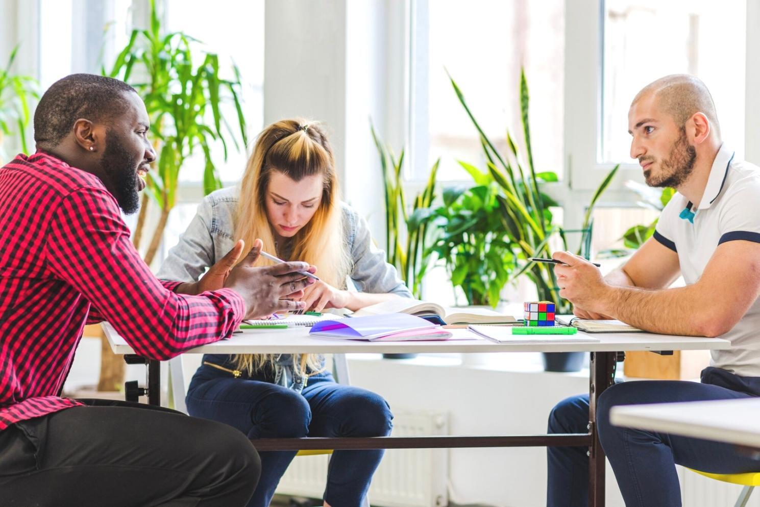 Schreibworkshop mit Teilnehmern beim kreativen Arbeiten